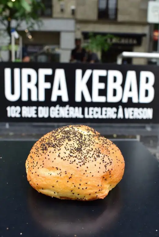 Pain rond maison Urfa Kebab servi sur planche